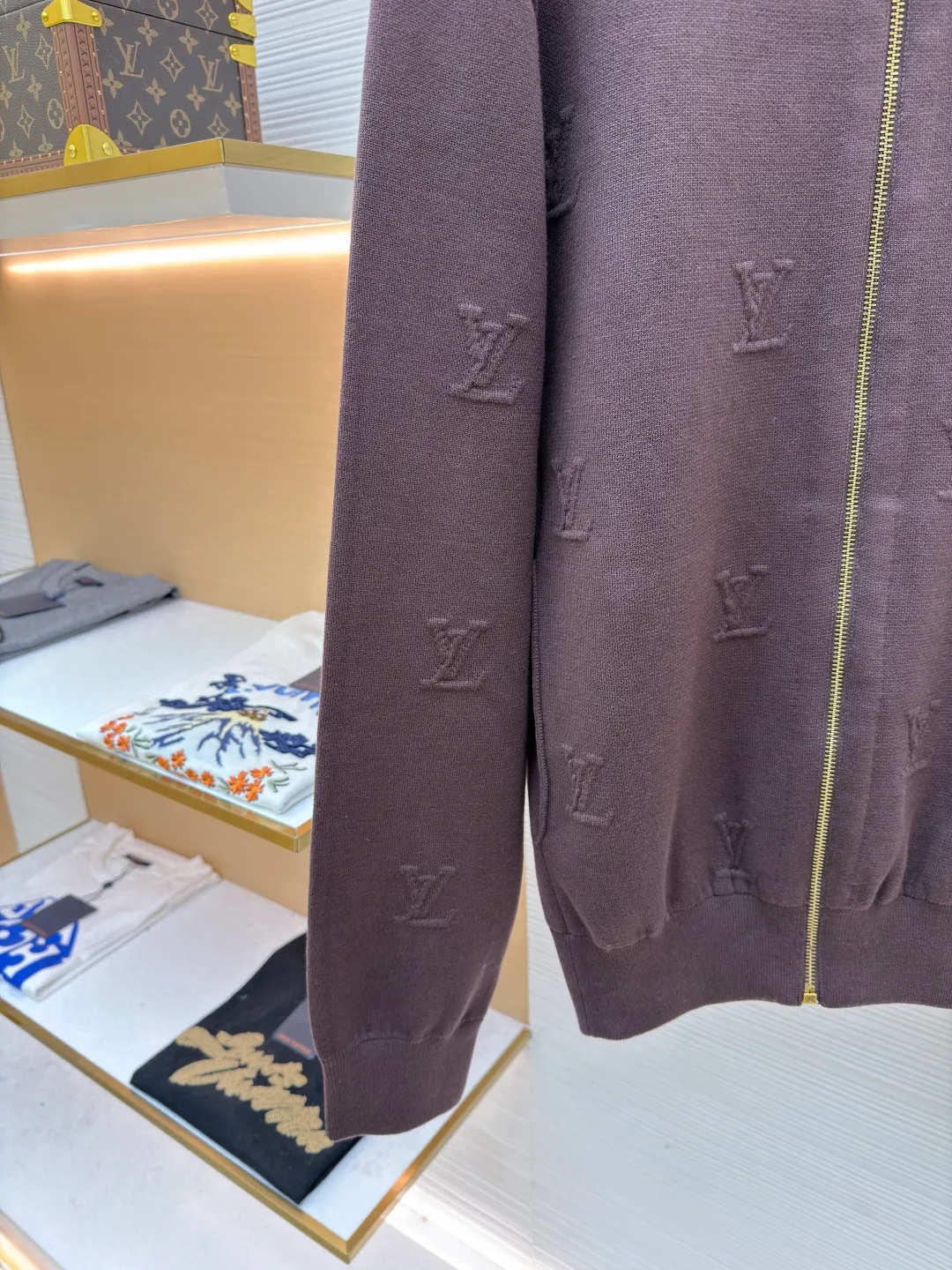 LOUIS VUITTON embossed executive jacket ●Original version: purchased and developed by 16756 ●Item number: 1681942-C00 ●Fabric: 100% cotton ●Technology: embossed production ●Color: brown ●Version: fitted version ●Weight: about 790 grams ●Size: S-M-L-XL ●Description: This Louis Vuitton knitted jacket is made of high-density cotton fabric. The classic LV logo is evenly woven into the body through three-dimensional jacquard technology. The texture is full and the touch is delicate. The neckline is designed with a lapel and is paired with a metal zipper placket (the zipper head is engraved with the brand logo), and the details highlight the texture. The cuffs and hem are ribbed, taking into account elasticity and fit, improving wearing comfort. The whole piece is cut in one piece, with seamless seams. The shape is crisp and the lines are smooth. It not only retains the softness of knitted items, but also has the silhouette of a jacket. It is a combination of craftsmanship and brand identity. The overall wiring is straight and delicate, the fabric is comfortable and soft, and the color is consistent without color difference. It can be matched with the same style to create a fashionable look and control various occasions. Customized accessories, complete with three standards, same style for men and women!